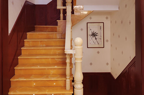 菏泽中式别墅室内汉白玉石楼梯的定制安装装饰效果